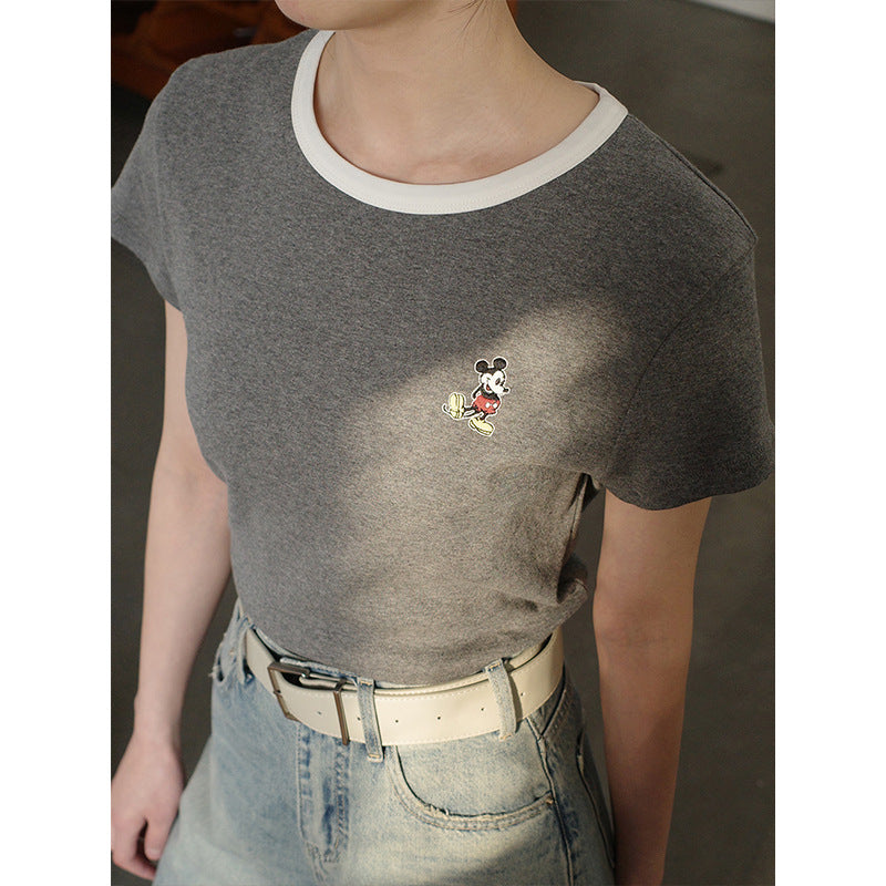 Dame afslappet T-shirt med unik Mickey Mouse broderi og kontrastfarvet rund halsudskæring Stilla