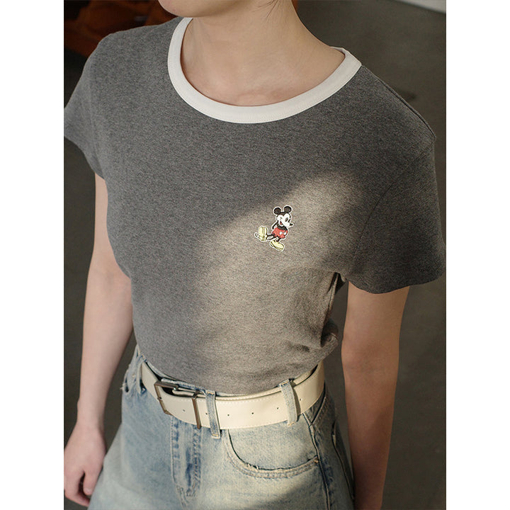 Dame afslappet T-shirt med unik Mickey Mouse broderi og kontrastfarvet rund halsudskæring Stilla