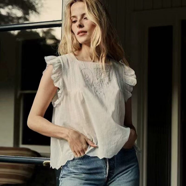 Damebluse med flæsedetaljer og elegant broderedesign Stilla