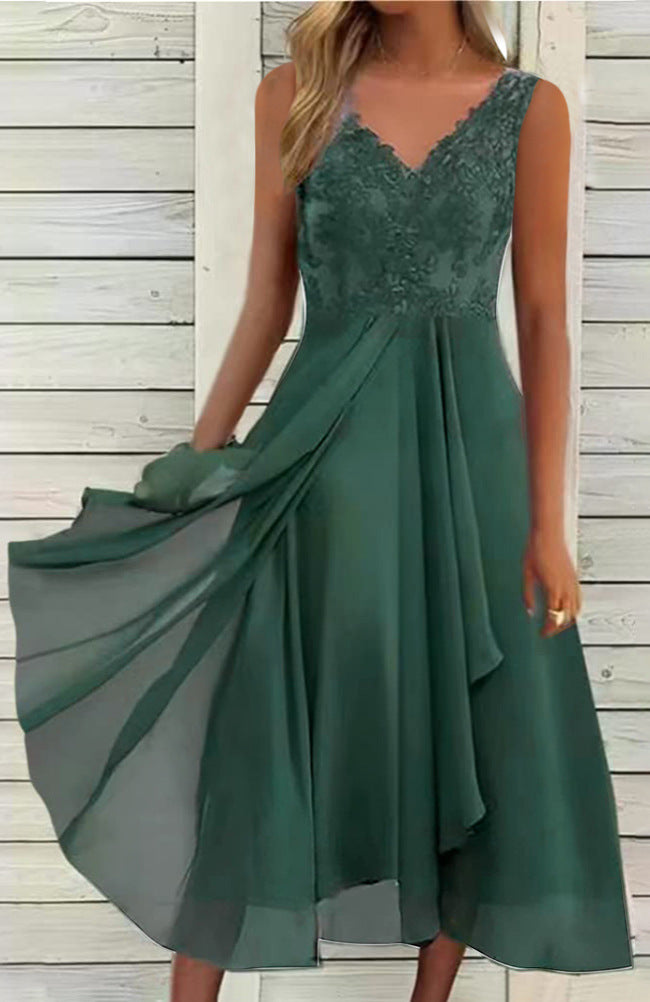 Damer i en elegant aftenkjole med broderet spids-byste, tætsiddende drapering og flydende lag-kjole Skovae