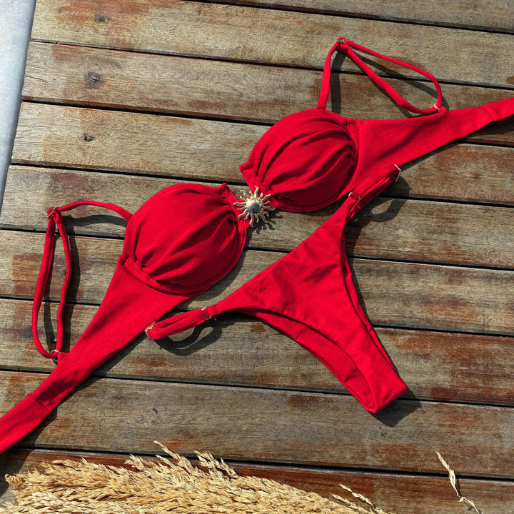 Dame bikini-sæt med elegant skål og unikt smykkedetalje Stilla