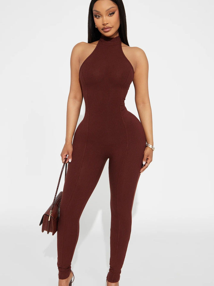Dame figursyet jumpsuit med høj krave og ribstruktur Skovae