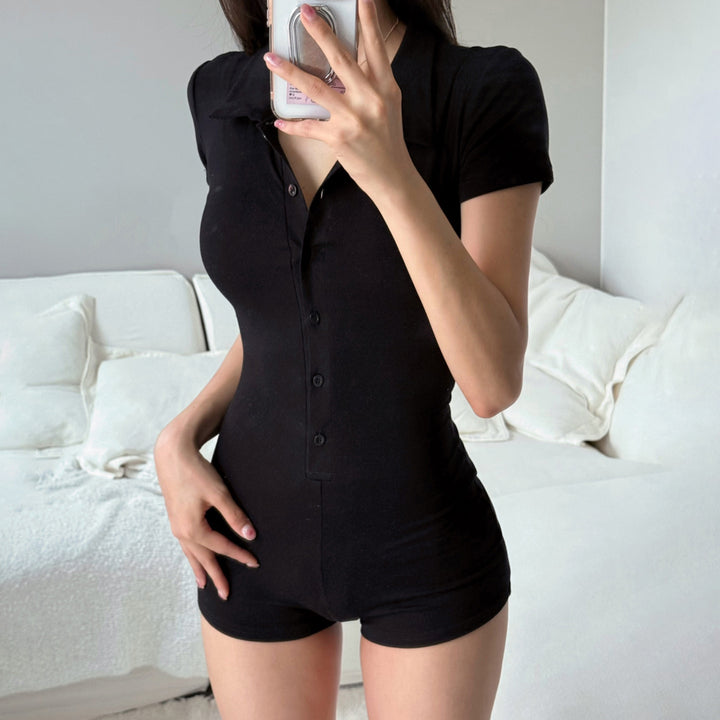 Damer kortærmet jumpsuit med knaplukning og elegant polo krave Skovae