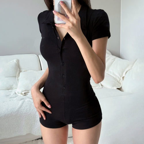 Damer kortærmet jumpsuit med knaplukning og elegant polo krave Skovae
