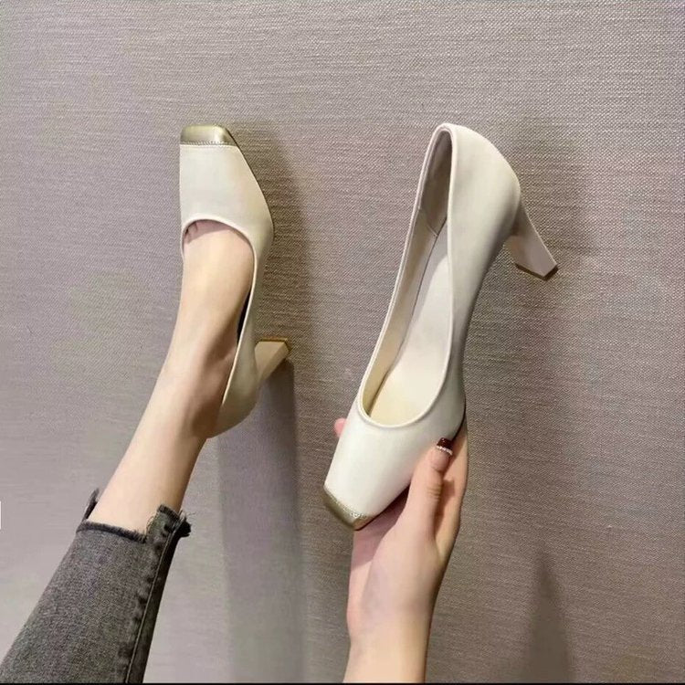 Dame Elegant og behagelige pumps med gyldne akcentdekorationer Stilla