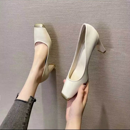 Dame Elegant og behagelige pumps med gyldne akcentdekorationer Stilla