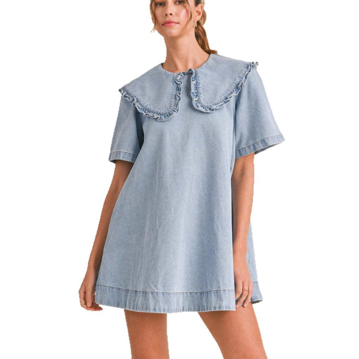 kvinders denimkjole med voluminøs krave og ruffle detaljer Stilla