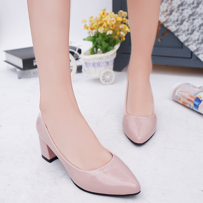 Dame Elegante og klassiske pumps med bredt blokhælhøjder og spidst design Stilla