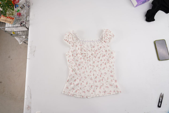 Dame blusenshirt med blomsterdesign og flæsedetaljer Skovae