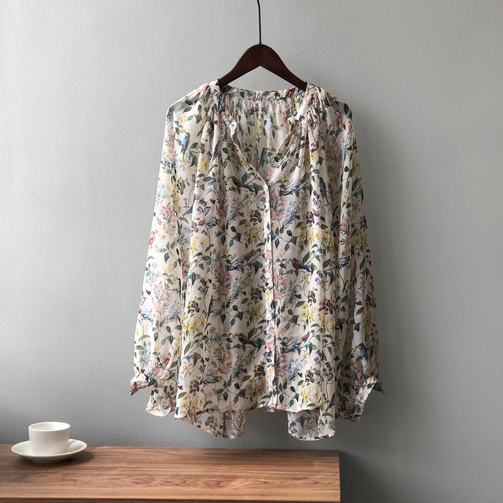 Dame luftig bluse med blomstret design og raffineret knaplukning Stilla