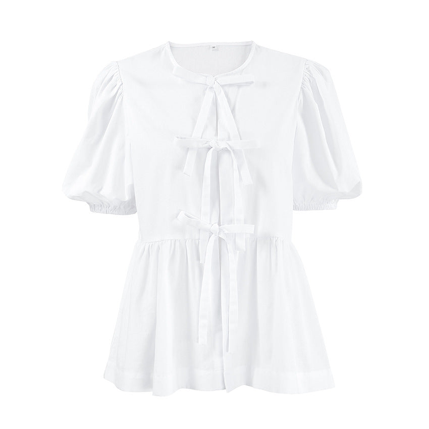 Damebluse med flæsedetaljer og taljeknude Stilla