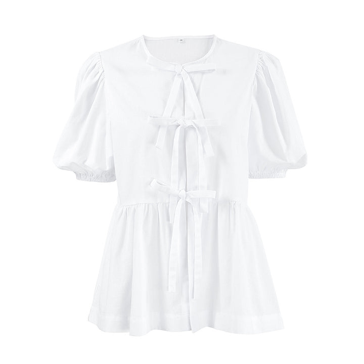 Damebluse med flæsedetaljer og taljeknude Stilla