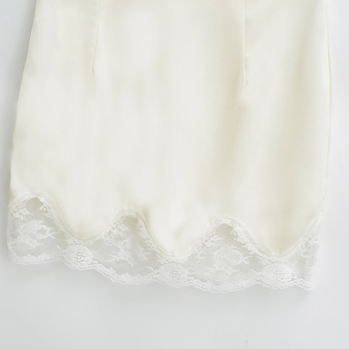 Dame mini nederdel med raffineret spidskant og elegant snit Stilla