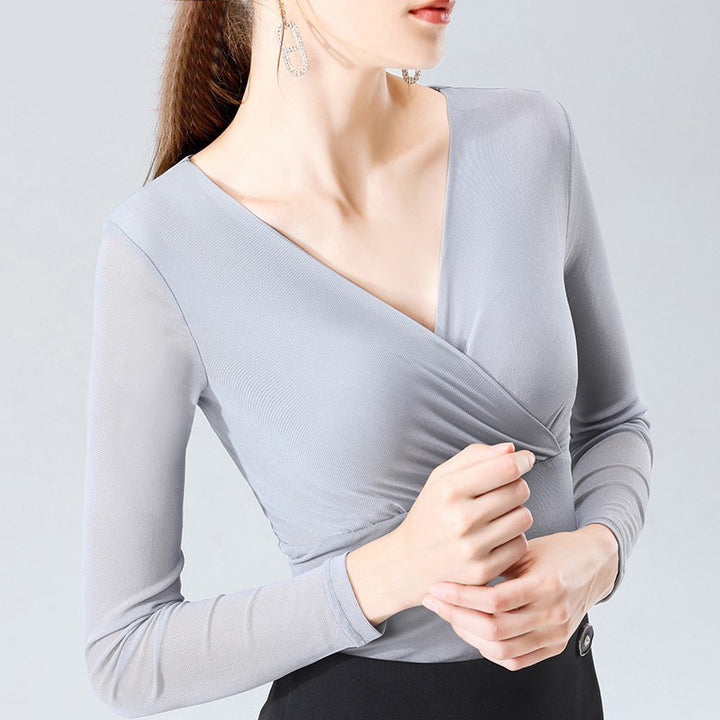 Dame indpakningsbluse med elegant stofstruktur og feminin V-hals Stilla
