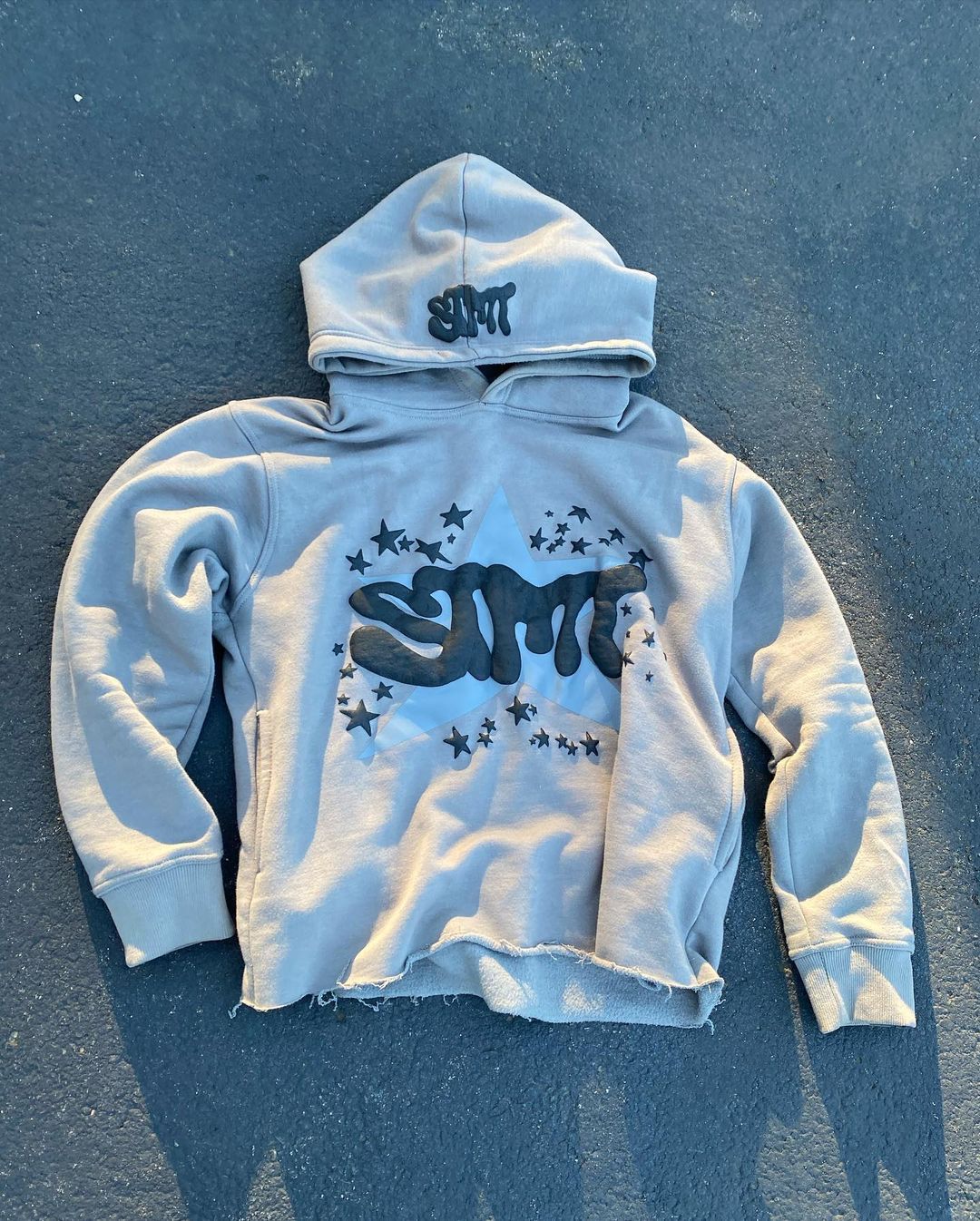 Kvinders hoodie med trendy grafisk design Skovae