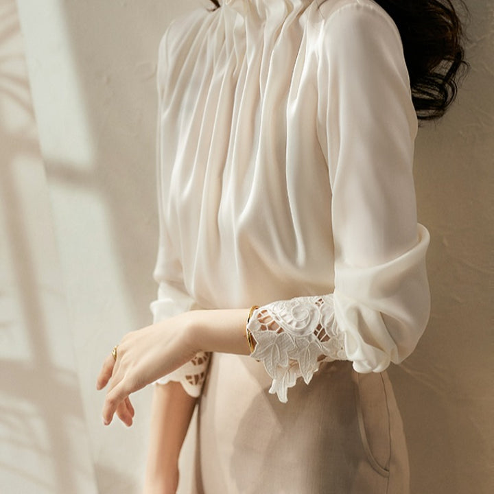 Dame elegant bluse med flæsedetaljer og blondeærmer Stilla