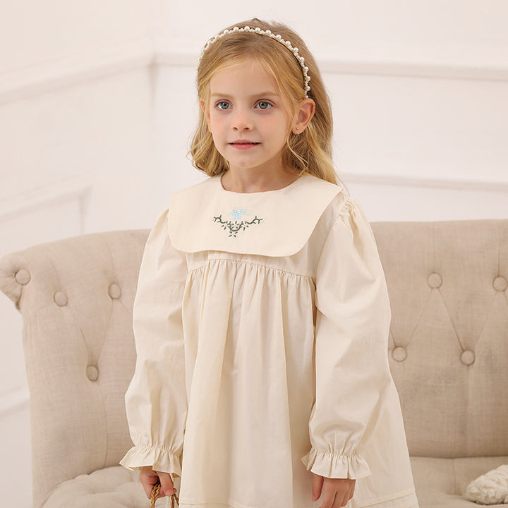 Pige vintage-inspireret broderet kjole med rufler ved kanten Stilla