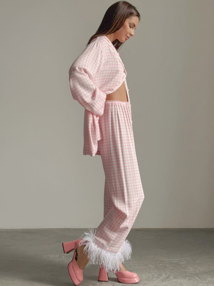 Dame pyjamasæt med ternet design og luksuriøs fjerudsmykning Stilla