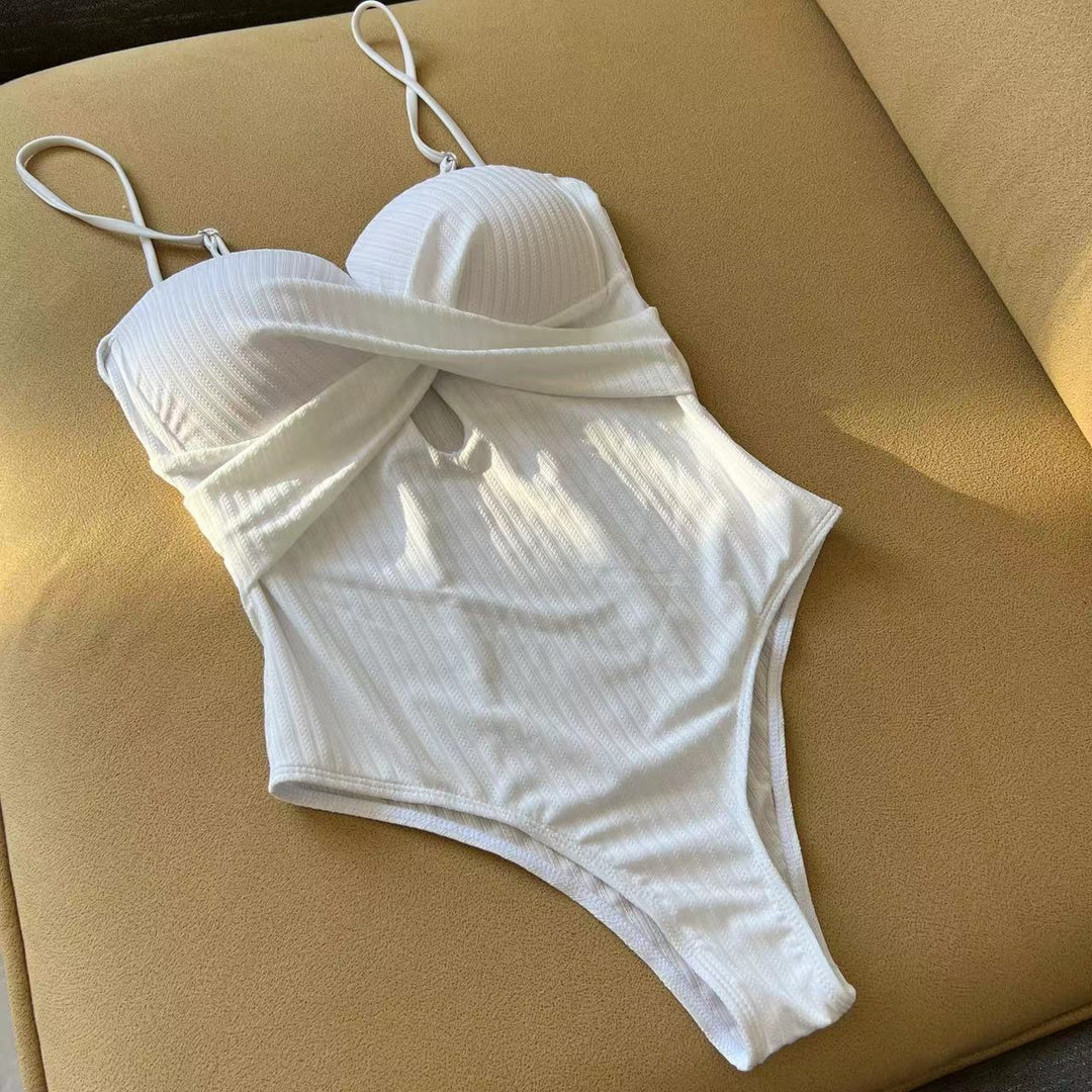 Dame Én-delt Badedragt med raffineret krydsdesign og side-cut-outs Stilla