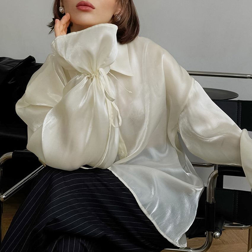 Dame Elegant og luftig bluse med voluminøse ærmer og fin glans Stilla