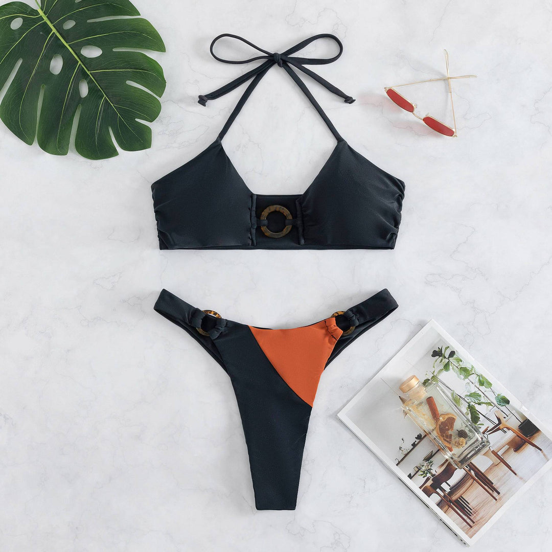 Dame bikini-sæt med moderne haltertop og elegante spændelementer Stilla