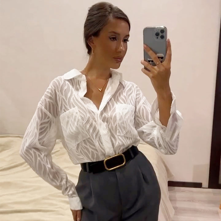 Damebluse med transparent flæsedesign og to praktiske lommer Stilla