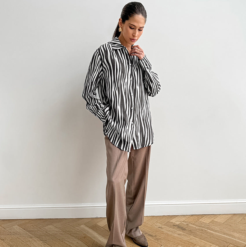 Damebluse med zebra-print og moderne snit Stilla