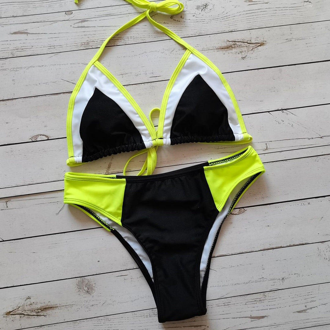 Dame bikini med kontrasterende farver og modische accenter Stilla