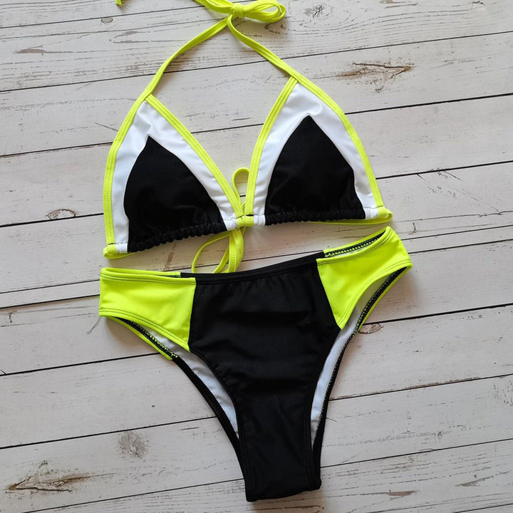 Dame bikini med kontrasterende farver og modische accenter Stilla