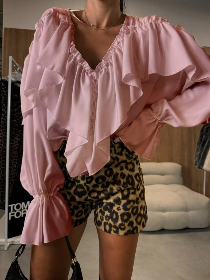 Dame elegant volantbluse med V-udskæring og ruffle detaljer Stilla
