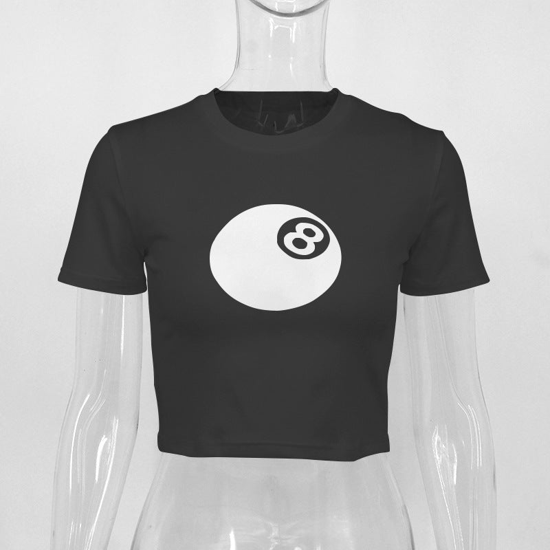 Dame cropped T-Shirt med unikt 8-Ball motiv og afslappet pasform Skovae