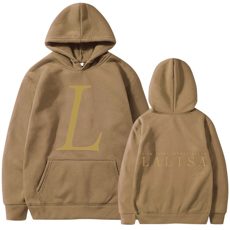 Kvindernes hoodie med stilfuldt initialer print og generøs kængurulomme Skovae