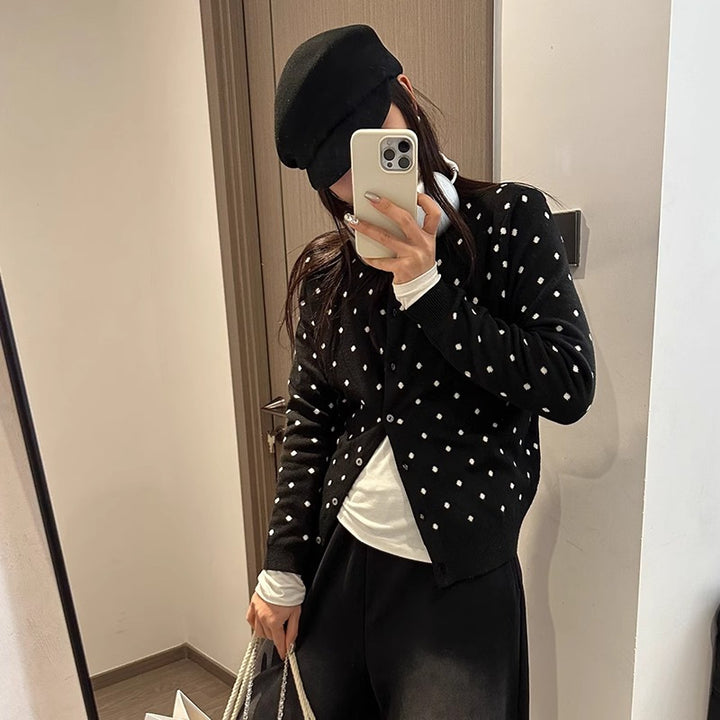 Kvinders cardigan med moderne prikker og fin knaplukning