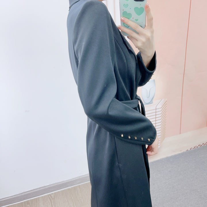 Dame elegant og figursyet lang blazer med broche Stilla