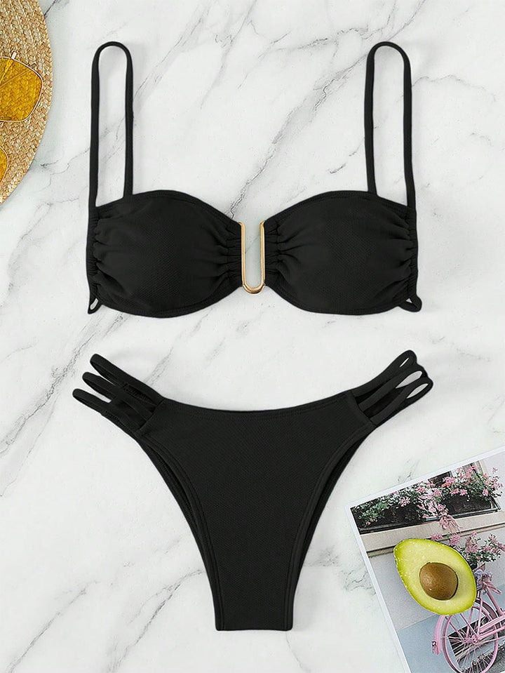 Dame bikini sæt med moderne rækkedetaljer og elegant gyldent accent Skovae