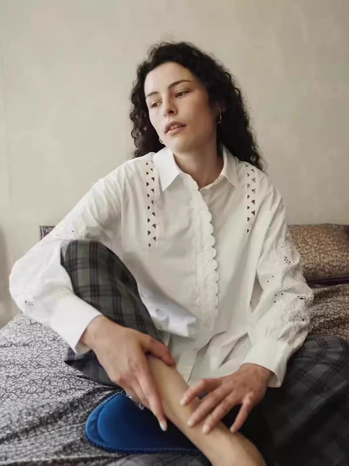 Damebluse med romantiske spidsede detaljer og elegante elementer Stilla