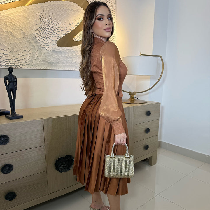 Kvinders midi kjole med klassisk krave og elegant plisseret look