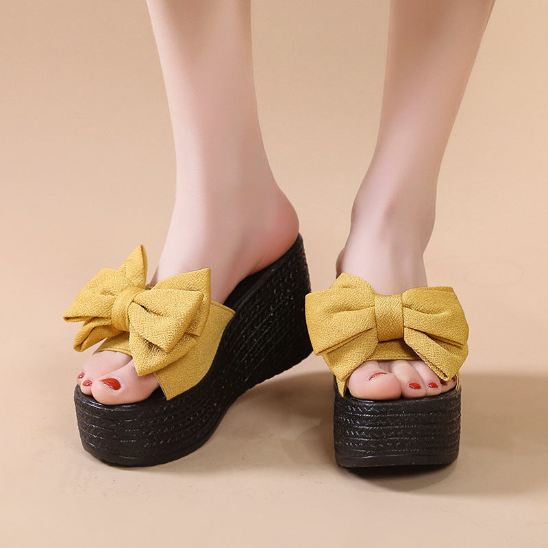 Dame Wedge-sandaletter med moderne bueapplikation Stilla