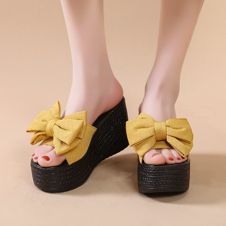 Dame Wedge-sandaletter med moderne bueapplikation Stilla