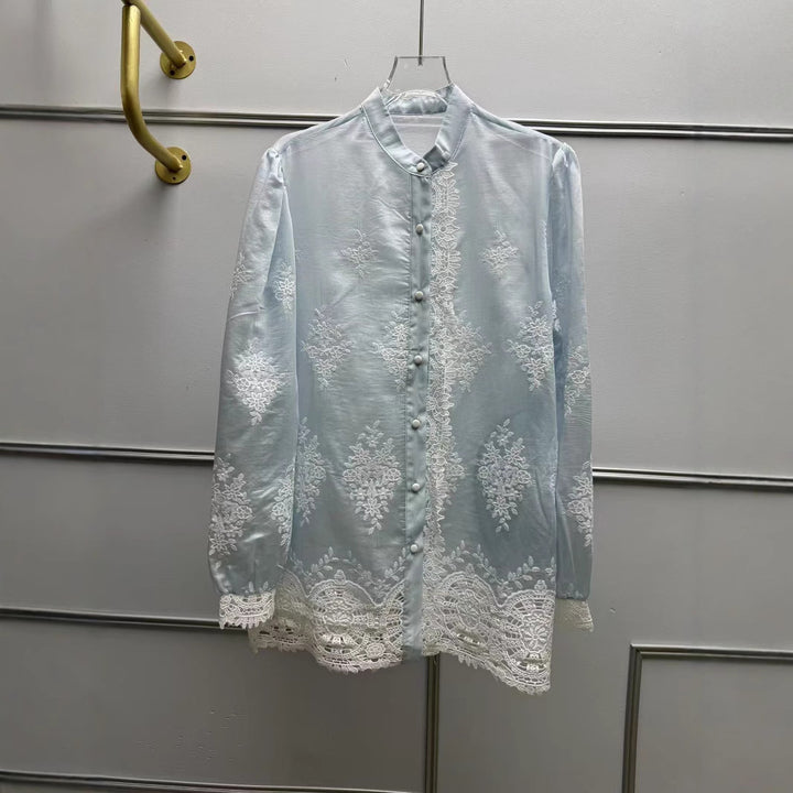 Dame Let bluse med florale spidsdetaljer og moderigtigt knapdesign Stilla