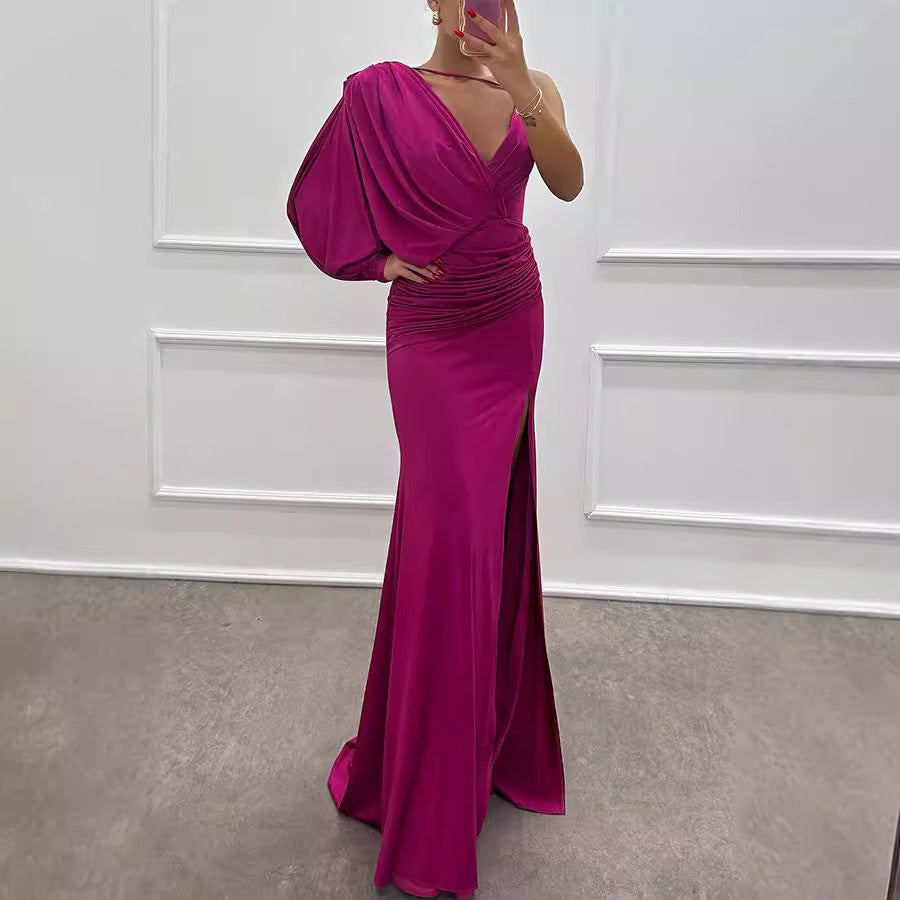 Dame aftenkjole med asymmetrisk snit og elegant split Stilla