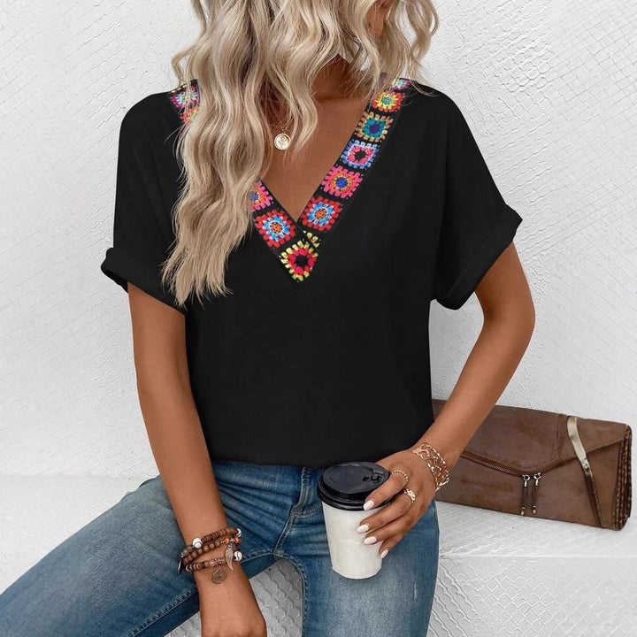Dame V-hals T-shirt med farverigt broderimønster Stilla