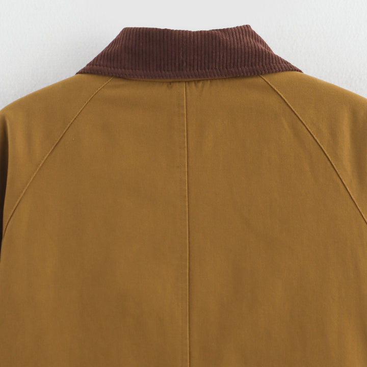 Kvindernes fashionable utility jakke med lappelommer og gulerodskrage Stilla