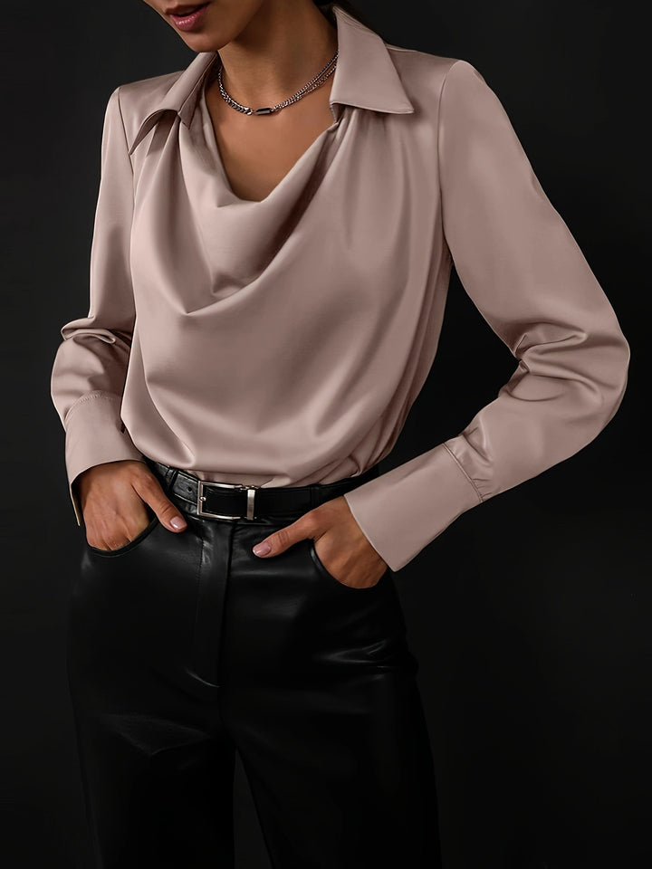 Dame elegant bluse med flydende V-udskæring og klassiske detaljer Stilla