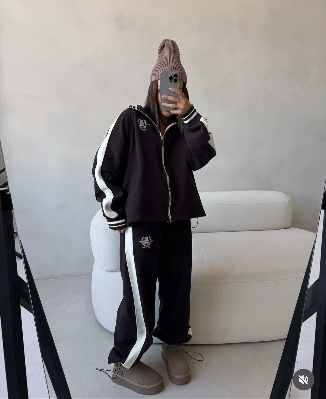 Kvindernes sporty loungewear sæt med højkrave og komfortable bukser Stilla