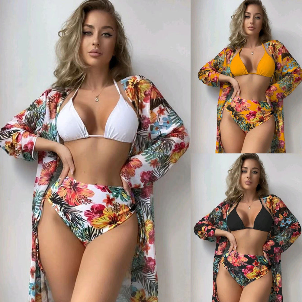 Dame bikini-sæt med højt skåret trusser og blomster-cover-up Stilla