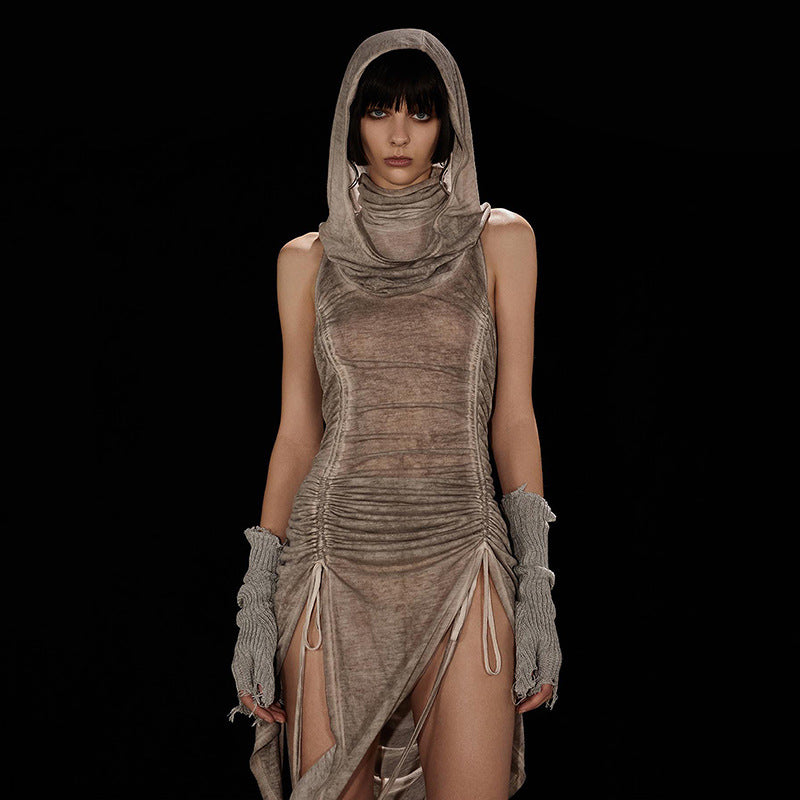 Dame fritidskjole med hætte og raffinerede flæsedetaljer Stilla