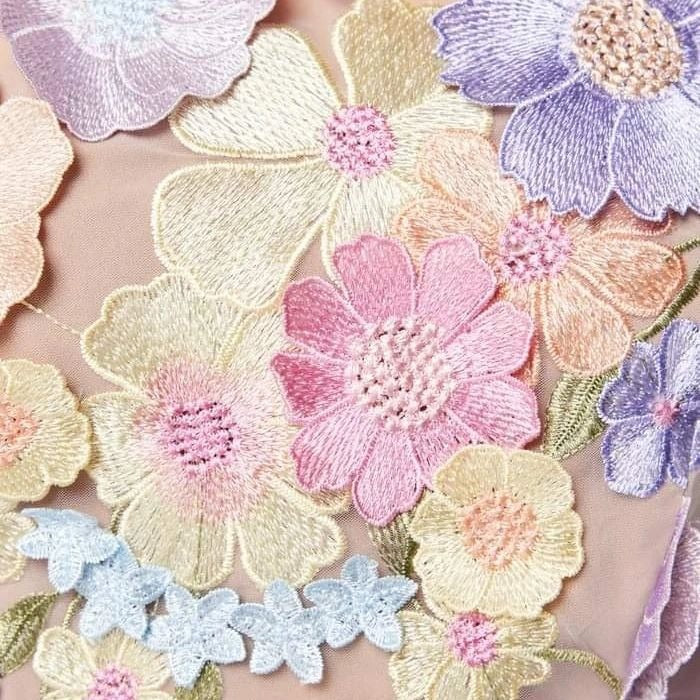 Dame blomsterkjole med 3D-blomsterapplikationer Stilla