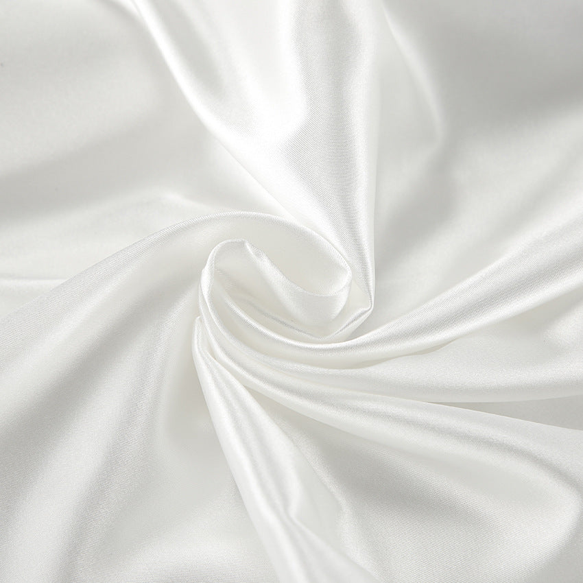 Damebluse med flæsedetaljer og elegant satinlook Stilla