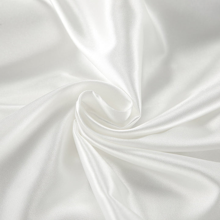 Damebluse med flæsedetaljer og elegant satinlook Stilla